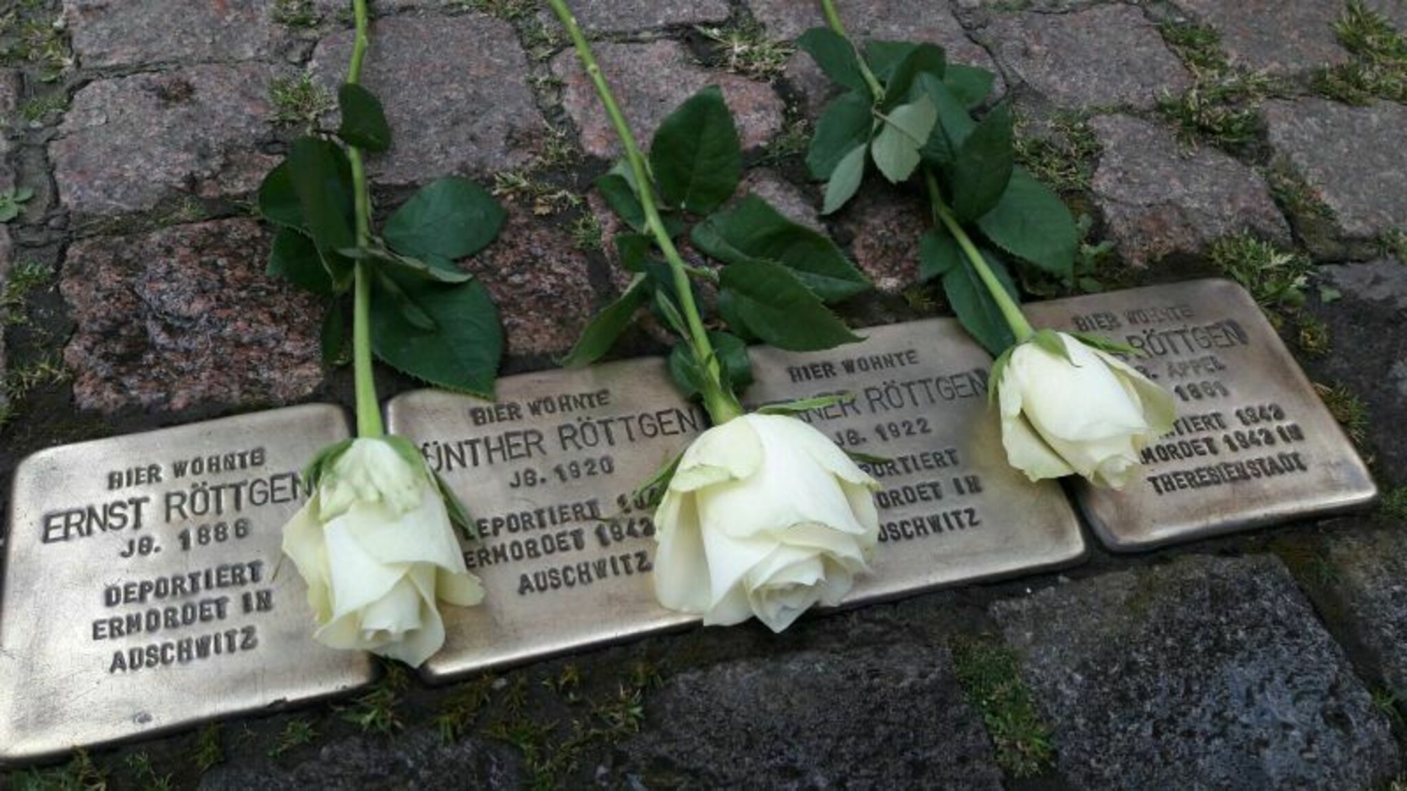 Stolpersteine in Bochum werden gereinigt Lesbarkeit erhalten Bochum