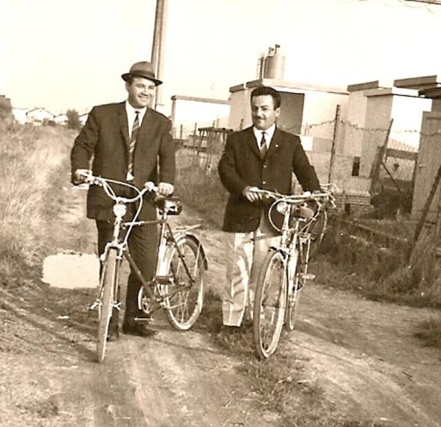 Bevor Abuzer Severcan (re.) sich ein westliches Auto leisten konnte, fuhr er täglich mit dem Rad zur Arbeit. Foto: privat