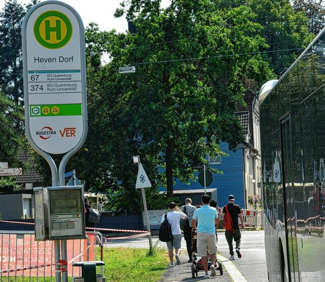 Haltestelle Heven Dorf an der Kleinherbeder Straße - ebenerdig am Straßen - und Feldrand, aber ohne Dach. | Foto: Barbara Zabka