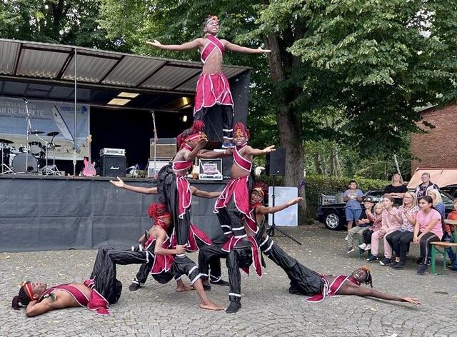 Waisenkinder aus Mali führen in Europa afrikanische Tänze und Akrobatik auf. Mit Spendengeldern aus den Auftritten wird die Schul- und Ausbildung finanziert. Foto: privat