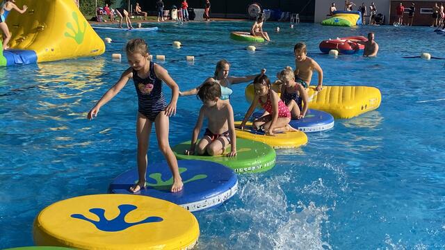 Die Wackelbrücke "Wiggle-Track" war vor allem bei den Jüngeren Gästen ein Hit. Foto: DLRG Fröndenberg