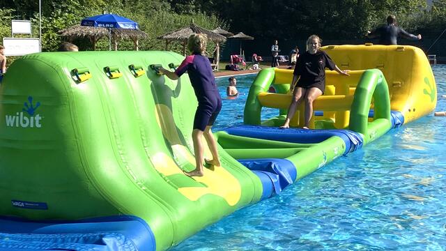 Der Aqua-Track ist eine 17 Meter lange Felsenwand, die auf dem Wasser schwimmt. Foto: DLRG Fröndenberg