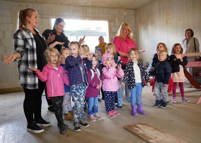 Kinder und Erzieherinnen aus der Evangelischen Kindertagesstätte "Regenbogen", die ebenfalls vom Diakoniewerk Essen getragen wird, sangen für die Gäste das Lied von den "fleißigen Handwerkern". | Foto: Kirchenkreis Essen/Stefan Koppelmann