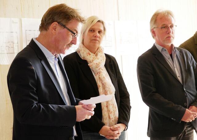 Diakoniepfarrer Andreas Müller bat um Gottes Segen für die weitere Entwicklung des Bauvorhabens. | Foto: Kirchenkreis Essen/Stefan Koppelmann