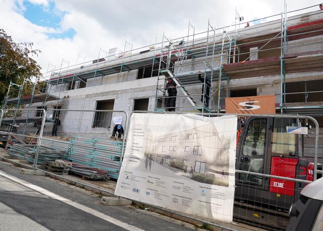 Sicht auf das neue Gebäude von der Niederweniger Straße aus, mit dem Baustellen-Banner. | Foto: Kirchenkreis Essen/Stefan Koppelmann