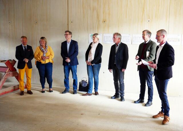 Michael Gierse, Vorstand des Diakoniewerks Essen (r.), und Pfarrer Reinhard Laser (2. v. r.) begrüßten die Anwesenden. | Foto: Kirchenkreis Essen/Stefan Koppelmann