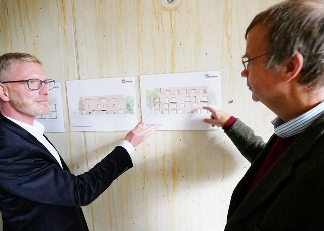 Pfarrer Reinhard Laser (r.) erläuterte Diakoniewerk-Vorstand Martin Gierse den Bauplan. | Foto: Kirchenkreis Essen/Stefan Koppelmann