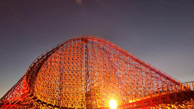 Troy - Holzachterbahn im Toverland zur Abenddämmerung | Foto: (privat)