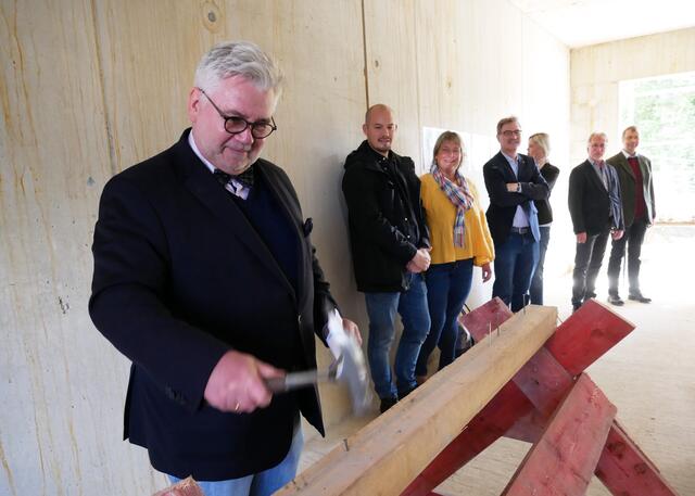 Ulrich Leggereit, Geschäftsbereichsleiter beim Diakoniewerk Essen, hämmerte den obligatorischen Nagel fachmännisch in den Holzbalken.