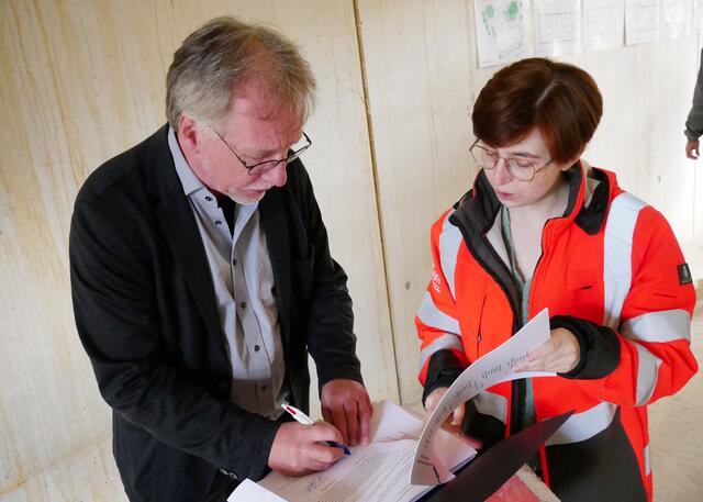 Auch das gehört zu den Aufgaben des Bauherrn: Falko Wieneke-Burdack, Vorsitzender des Presbyteriums der Evangelischen Kirchengemeinde Kupferdreh, beim Unterzeichnen von Rechnungen. | Foto: Kirchenkreis Essen/Stefan Koppelmann