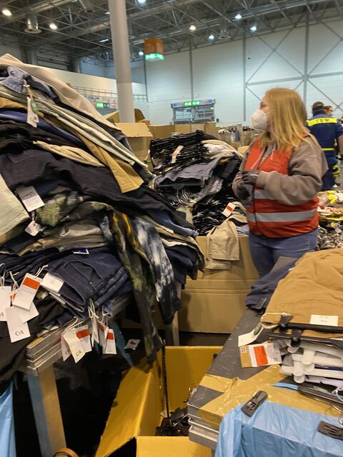 Eine riesige Kleidersortieraktionaktion in der Messehalle ! Tausende von C&amp;A gespendete Kleidungsstücke mussten sortiert und verteilt werden mit vielen ehrenamtlichen Unterstützern. 
