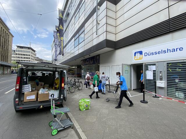 Sachspendenübergabe an Düsselshare 