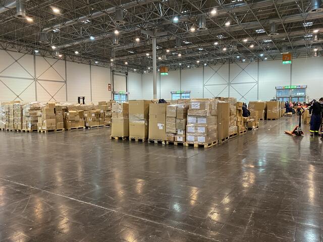 Eine riesige Kleidersortieraktionaktion in der Messehalle ! Tausende von C&amp;A gespendete Kleidungsstücke mussten sortiert und verteilt werden mit vielen ehrenamtlichen Unterstützern. 