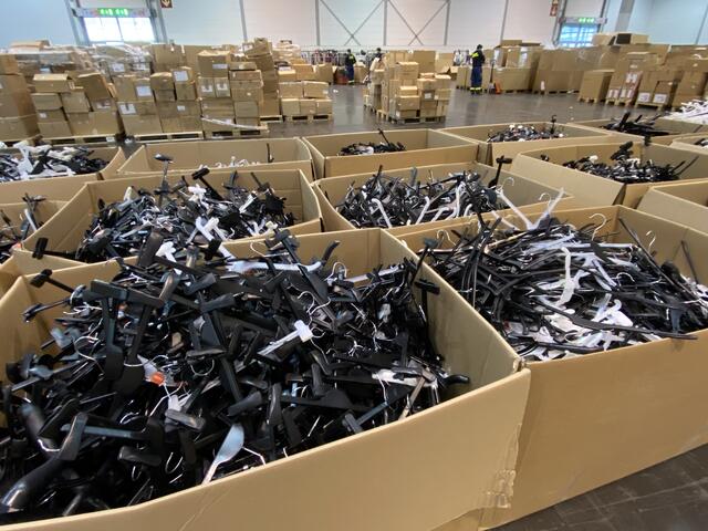 Eine riesige Kleidersortieraktionaktion in der Messehalle ! Tausende von C&amp;A gespendete Kleidungsstücke mussten sortiert und verteilt werden mit vielen ehrenamtlichen Unterstützern. 