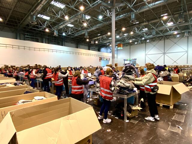 Eine riesige Kleidersortieraktionaktion in der Messehalle ! Tausende von C&amp;A gespendete Kleidungsstücke mussten sortiert und verteilt werden mit vielen ehrenamtlichen Unterstützern. 
