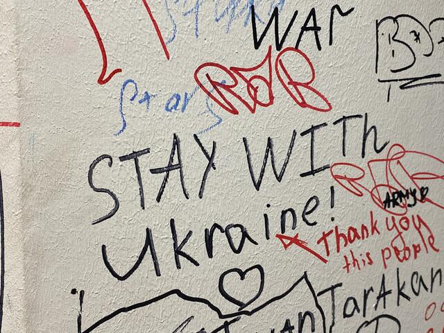 Ukraine -Info- Point DÜSSELDORF, Kinder , Jugendliche und Erwachsene können die Säulen bemalen , schreiben ……