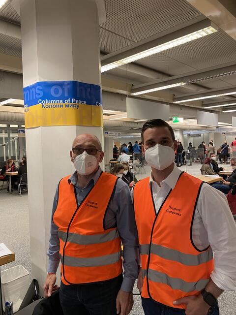 Hans Peter Endl und Giancarlo Schmidtke bei ihrer Arbeit im Info-Point . 