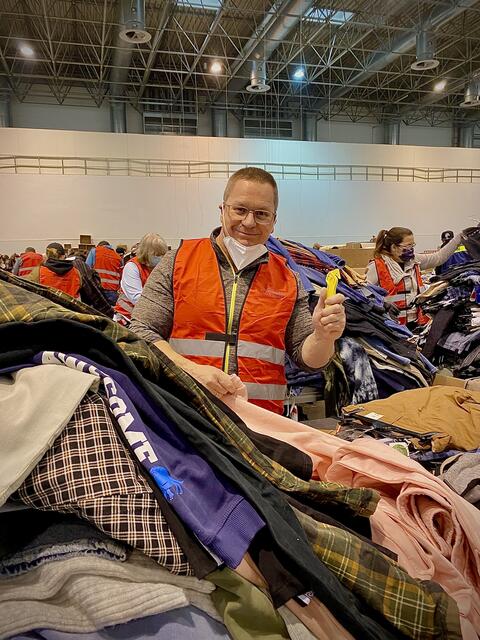 Eine riesige Kleidersortieraktionaktion in der Messehalle ! Tausende von C&amp;A gespendete Kleidungsstücke mussten sortiert und verteilt werden mit vielen ehrenamtlichen Unterstützern. Hier Andreas Vogt. 