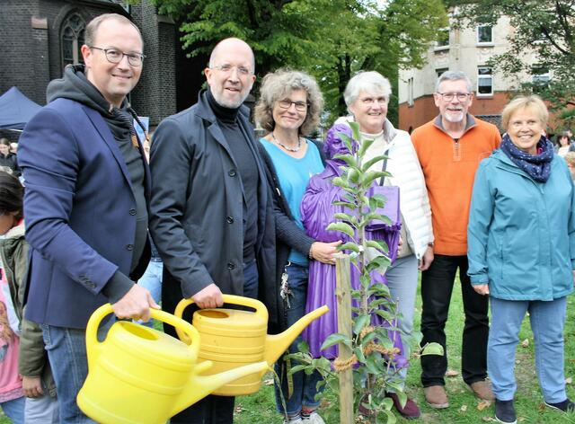 Mit der Luther-Figur in Reichweite und mit Gießkannen ausgestattet, freuen sich Thorsten Latzel, Christoph Urban, Katja Hüther, Heidi Kloppert, Dirk Strerath und Monika Gebhardt (v.l.) auf das Wachsen und Gedeihen von „Rebella.“ 
Nachfolgend weitere Fotos von dem schönen "Ereignis- und Zukunftstag" in Meiderich. | Foto: Reiner Terhorst