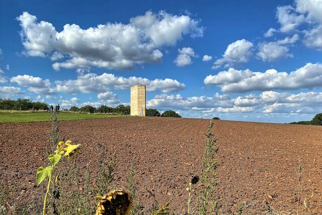 Die Kapelle steht wie ein Turm in der Landschaft. | Foto: ©Margot Klütsch