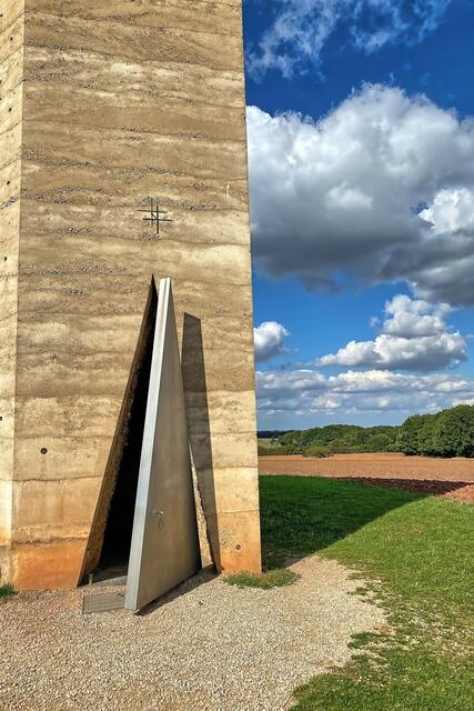 Schattenspiele an der Eingangsseite. | Foto: ©Margot Klütsch
