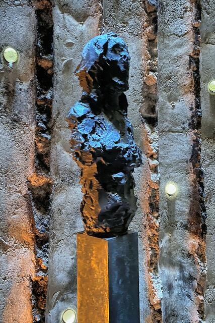 In die Bronzebüste des Heiligen sind Reliquien eingelassen. | Foto: ©Margot Klütsch