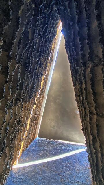 Lichtspiele am Türdreieck. | Foto: ©Margot Klütsch