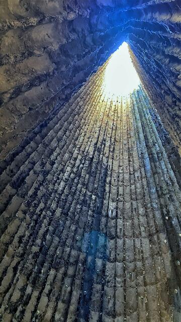 Durch die Öffnung fließen Licht und auch Regen. | Foto: ©Margot Klütsch