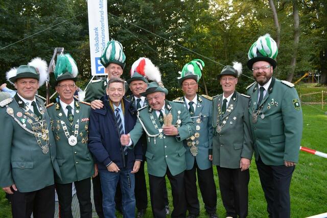 Bürgermeister bei der Inthronisierung des neuen Stadtkönigs Peter I. Geyer. Foto: Stadt Marl