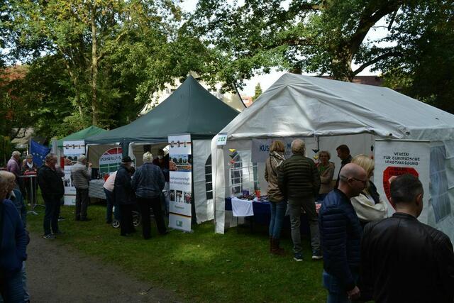 Informationen zu den Partnerstädten gab es an den Pavillons der Partnerschaftsvereine. Foto: Stadt Marl