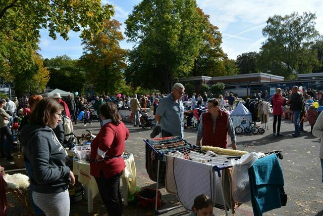 So manches Schnäppchen konnte man auf dem Flohmarkt auf dem Gelände der Overbergschule machen. Foto: Stadt Marl