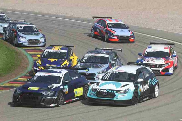 Jessica Bäckman, links und Jonas Karklys | Foto: Motorracetime.de