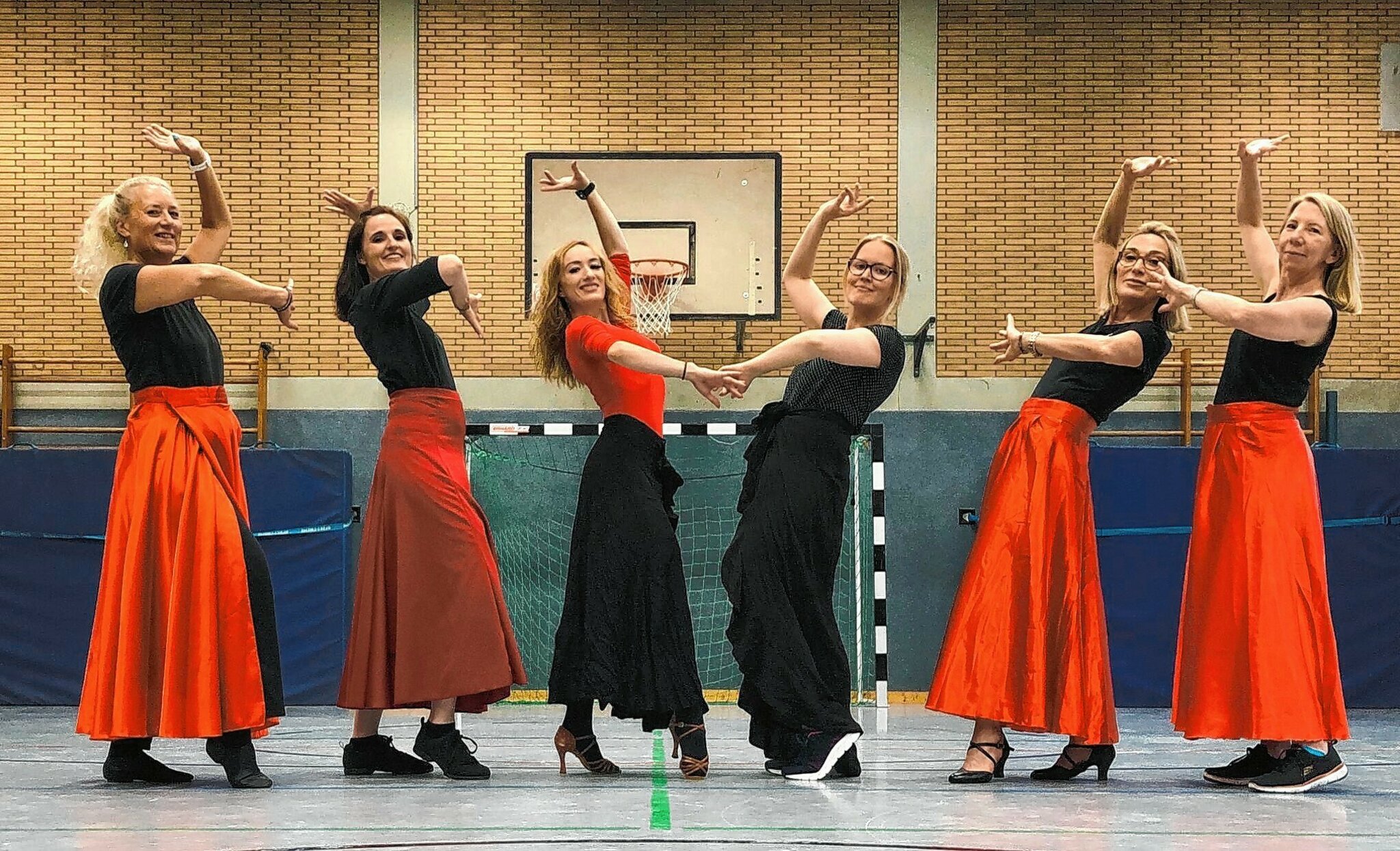 Ohne Partner tanzen Freude am Gruppentanz mit Samba und ChaChaCha Hilden