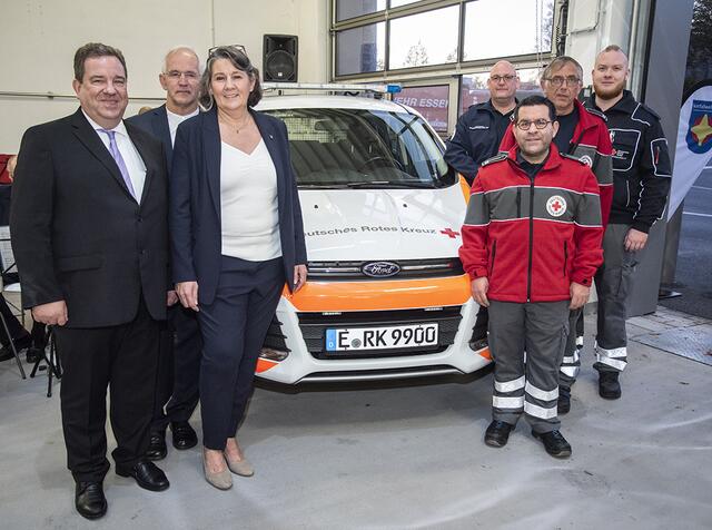 Auch das Einsatzfahrzeug der Notfallseelsorge, das vom DRK Kreisverband Essen gestellt wird, durfte nicht fehlen. | Foto: Kirchenkreis Essen/Alexandra Roth