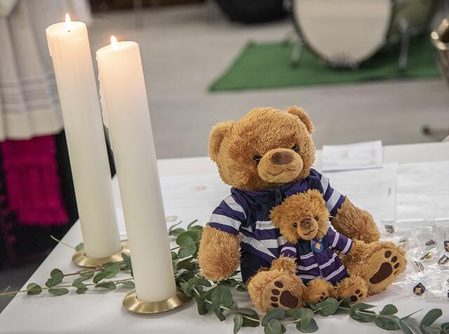 Fühlten sich auf dem improvisierten Altar sichtlich wohl: Die Notfallseelsorge-Teddys. | Foto: Kirchenkreis Essen/Alexandra Roth