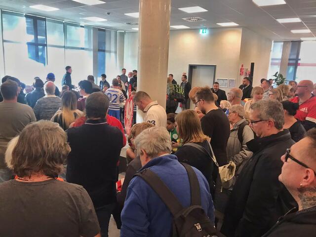 Der Fanandrang bei der MSV-Autogrammstunde im neuen Privatkunden-Center am Sittardsberg war enorm.
Foto: Sparkasse