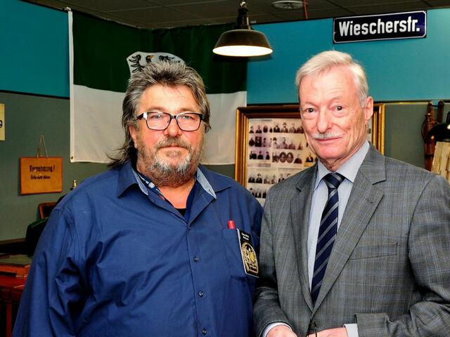 Michael Dybowski mit dem Verbindungsstellenleiter der IPA Essen, Rainer Wittka | Foto: Uwe Klein