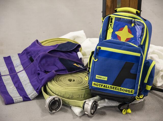 Durfte nicht fehlen: Notfallseelsorge-Rucksack, die Weste und Feuerwehrschläuche symbolisierten diesen wichtigen Dienst.  | Foto: Kirchenkreis Essen/Alexandra Roth