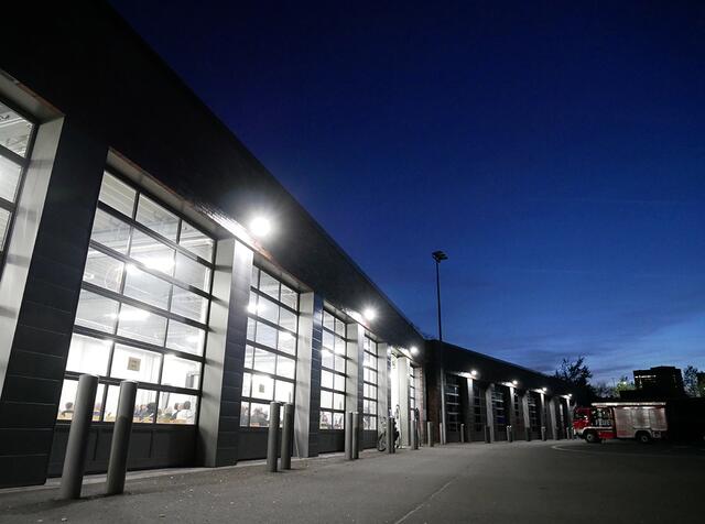 Eine Fahrzeughalle der Hauptfeuerwache an der Eisernen Hand war der stimmungsvolle Ort für diesen besonderen Gottesdienst. | Foto: Kirchenkreis Essen/Stefan Koppelmann