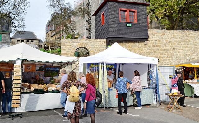 Marktstände im Ambiente der Burg | Foto: Horst Nauen