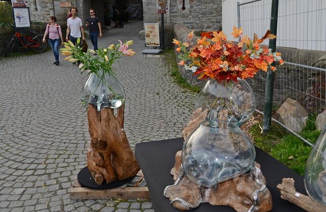 Glasvasen auf Holz | Foto: Horst Nauen