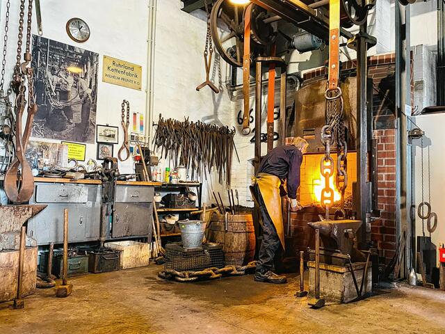 Heiße Angelegenheit: Im Westfälischen Kettenschmiedemuseum in Fröndenberg werden Ketten geschmiedet.