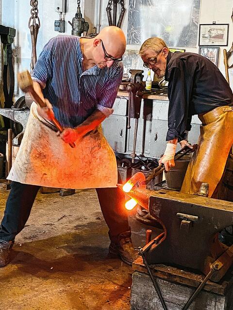 Allein lässt sich das Kettenungeheuer nicht bändigen, da braucht es schon zwei bis drei Mann.