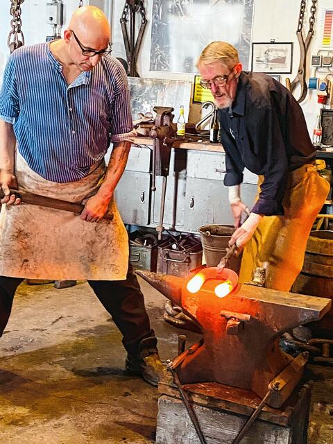 Allein lässt sich das Kettenungeheuer nicht bändigen, da braucht es schon zwei bis drei Mann.