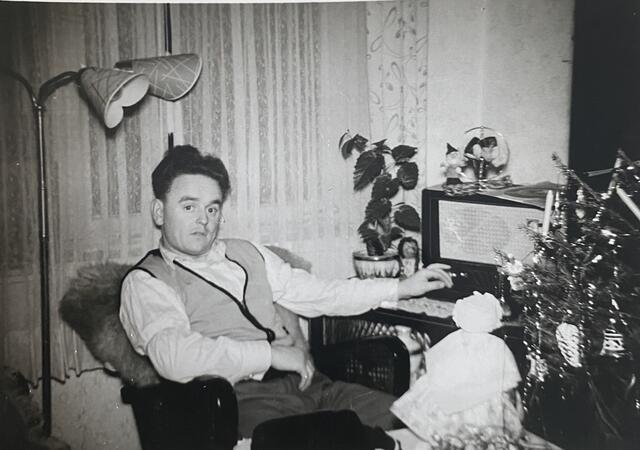 Vater mit Röhrenradio | Foto: umbehaue