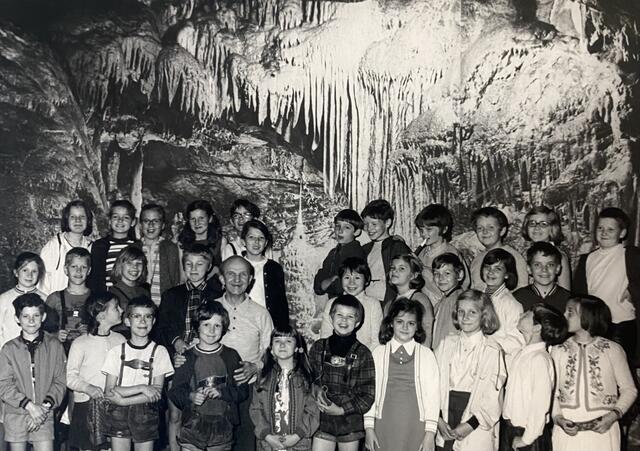 Schulausflug Dechenhöhle.
Eine Bitte wer erkennt sich auf dem Foto wieder und meldet sich bei mir! Besonders Ruth Maria Eulering von der ich meinen ersten Kuss bekommen habe. | Foto: umbehaue