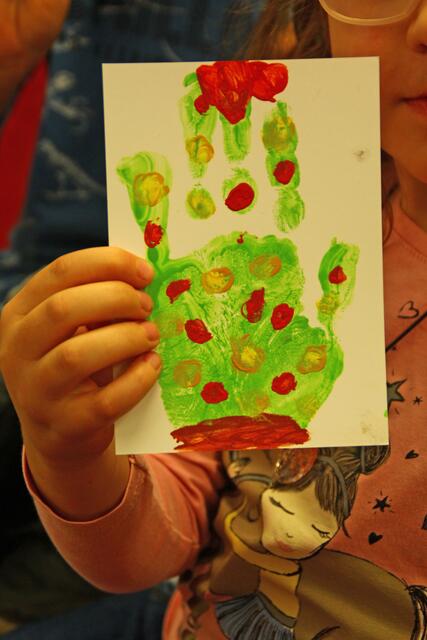 Neben dem kreativen "Austoben" freut die Kinder zudem, dass sie mit ihren kleinen Kunstwerken den beschenkten Menschen auch eine Riesenfreude bereiten werden. | Foto: K. Rath-Afting