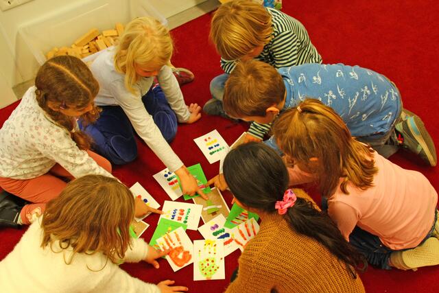 Zwei Mendener Grundschulen, die Josephschulen in Menden Mitte und Lendringsen, haben dieses Mal die Weihnachtskarten für den Seniorenwunschbaum bemalt. Für viele Kinder auch Diskussionsstoff: Es gibt alte Menschen die Niemanden haben - nicht einmal Enkel! Mit ihren Karten schenken sie auch den einsamen Menschen Freude. | Foto: K. Rath-Afting