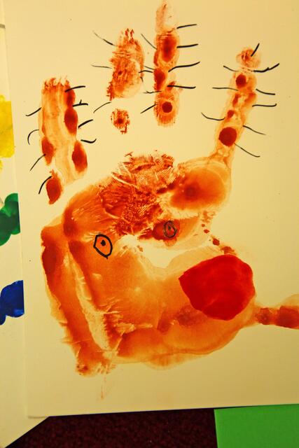 Kreativität war gefragt: Hier wurde aus einem Handabdruck ein Rentier mit einer roten Nase. | Foto: K. Rath-Afting