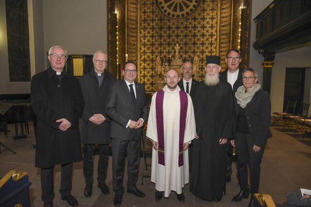 V.li.n.re.: Stadtdechant Jürgen Schmidt (katholisches Stadtdekanat Essen), Dompropst Thomas Zander (Bistum Essen, Vorsitzender der ACK Essen), Oberbürgermeister Thomas Kufen (Stadt Essen), Pfarrer Frank Eberszumrode (Alt-Katholische Gemeinde Essen), Priester Holger Zepper (Neuapostolische Kirche Essen), Diakon Efrem Kuckoff (Antiochenisch-orthodoxe Gemeinde Essen), Pfarrer Fritz Pahlke (Kirchenkreis Essen, Vorsitzender der ACK Essen), Superintendentin Marion Greve (Kirchenkreis Essen). | Foto: Kirchenkreis Essen/Alexandra Roth